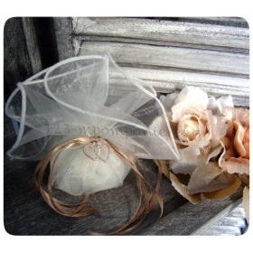 Μπομπονιέρα γάμου οργαντίνα εκρού, σοκολά κορδέλες και καρδούλες μεταλλικές - ΚΩΔ:Alg-0252