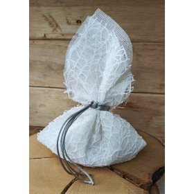 Μπομπονιέρα γάμου με λευκό δίχτυ και γάζα και δέσιμο με ασημί κορδόνι - ΚΩΔ:MPO-527121-A3
