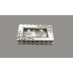 Στεφανοθήκη λευκή με ανάγλυφα κρινάκια 30X23cm - ΚΩΔ:CSP3352380-VI
