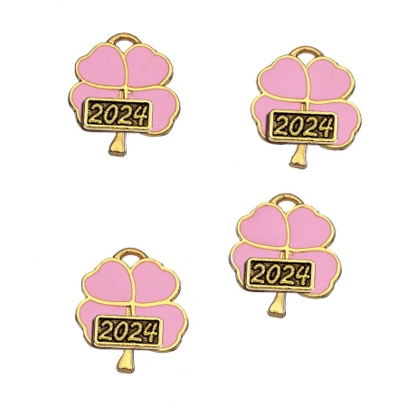 Μεταλλικό κρεμαστό τυχερό τριφύλλι με ροζ σμάλτο και χρονολογία 1.5X2cm - ΚΩΔ:M2024-8605-AD